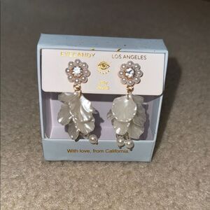 Eyecandy Pearl decor shell Leaf style Earrings NIB